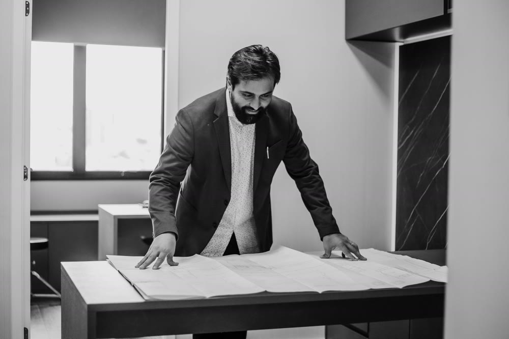Paulo Queiroz analisando pranchas de projeto